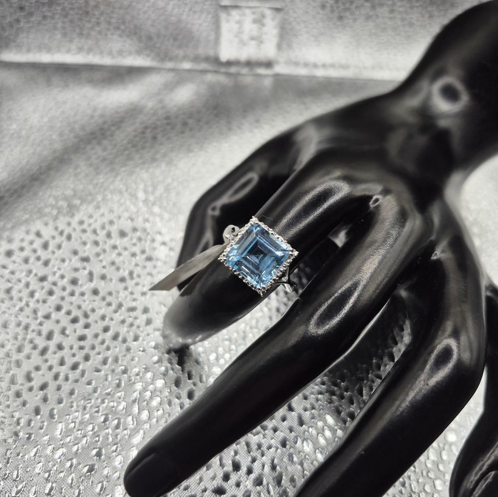 Elegant Swiss Blue Topaz Gemstone Ring